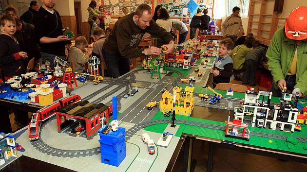 Stavění městečka z dílů stavebnice Lego