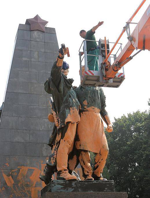 Vandal pomaloval oranžovou malířskou barvou sochu rudoarmějce v ostravských Komenského sadech.