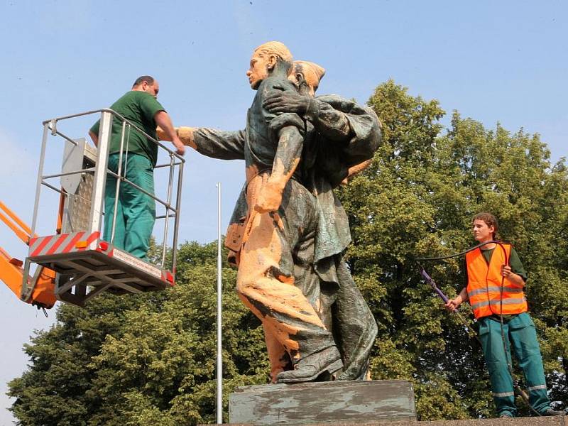 Vandal pomaloval oranžovou malířskou barvou sochu rudoarmějce v ostravských Komenského sadech.