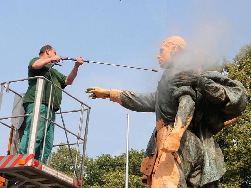 Vandal pomaloval oranžovou malířskou barvou sochu rudoarmějce v ostravských Komenského sadech.