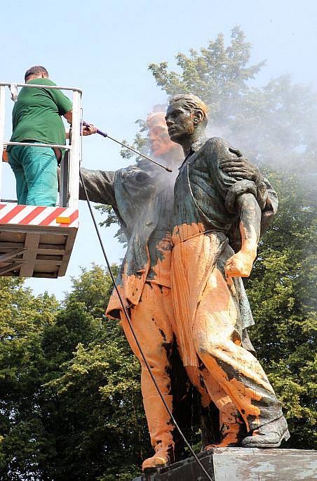 Vandal pomaloval oranžovou malířskou barvou sochu rudoarmějce v ostravských Komenského sadech.