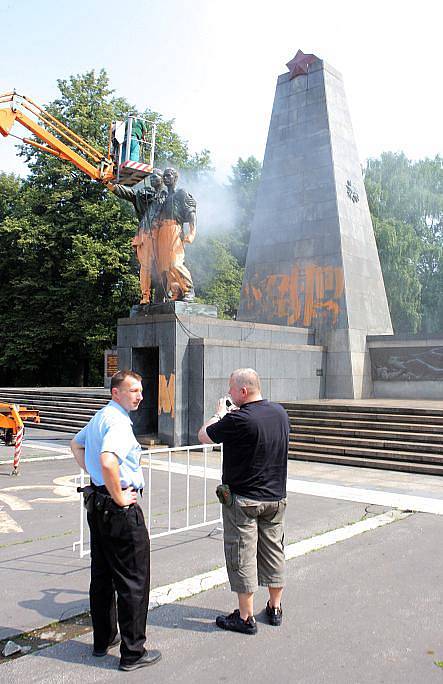 Vandal pomaloval oranžovou malířskou barvou sochu rudoarmějce v ostravských Komenského sadech.