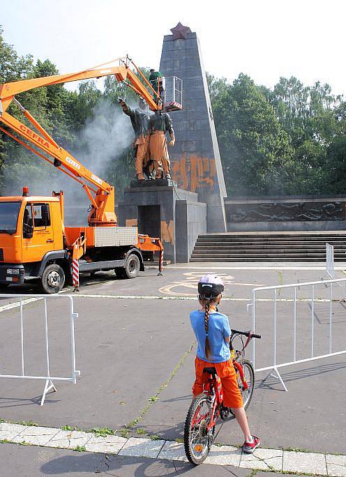 Vandal pomaloval oranžovou malířskou barvou sochu rudoarmějce v ostravských Komenského sadech.