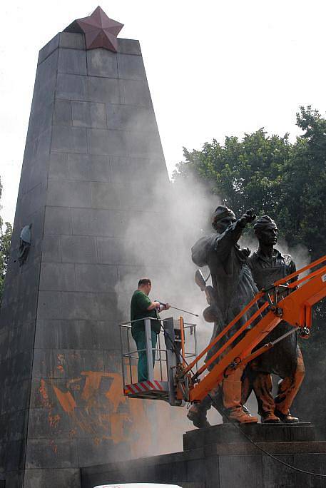 Vandal pomaloval oranžovou malířskou barvou sochu rudoarmějce v ostravských Komenského sadech.