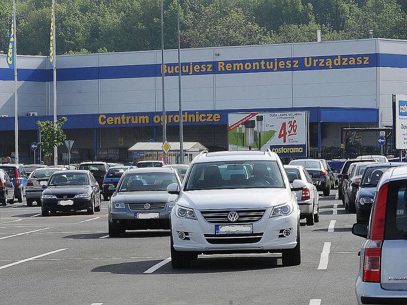 V poslední době ale rapidně přibývá lidí z Česka, kteří míří i do velkých obchodních center. Až k obchodnímu centru Auchan v Raciborzi je to z Ostravy necelých osmatřicet kilometrů. 