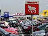 V poslední době ale rapidně přibývá lidí z Česka, kteří míří i do velkých obchodních center. Až k obchodnímu centru Auchan v Raciborzi je to z Ostravy necelých osmatřicet kilometrů. 