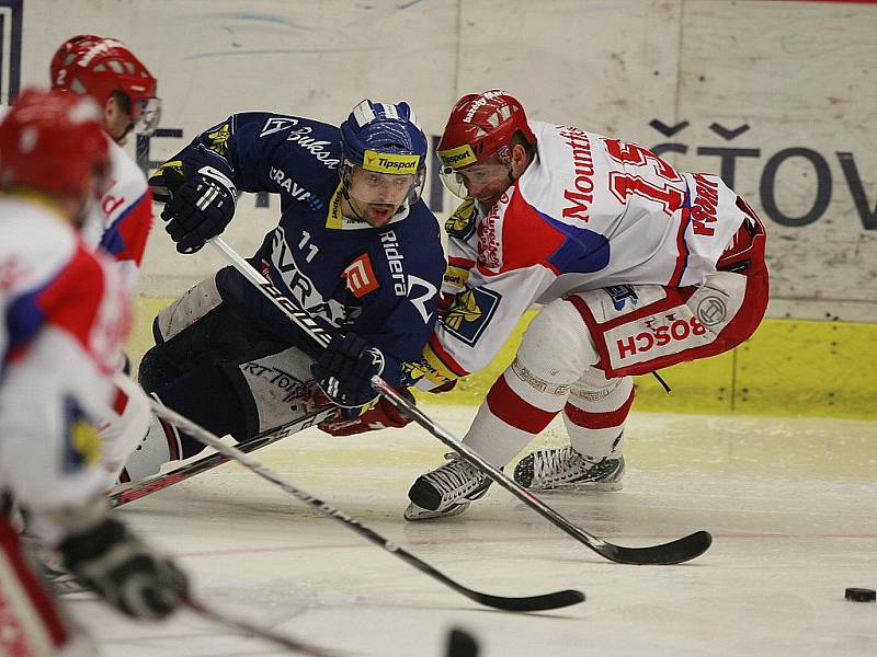 Ujčík v obranném psámu domácích pronásledovaným Pšurným. Čtvrtfinále playoff hokejové O2 ELH mezi HC Mountfield České Budějovice a HC Vítkovice Steel.