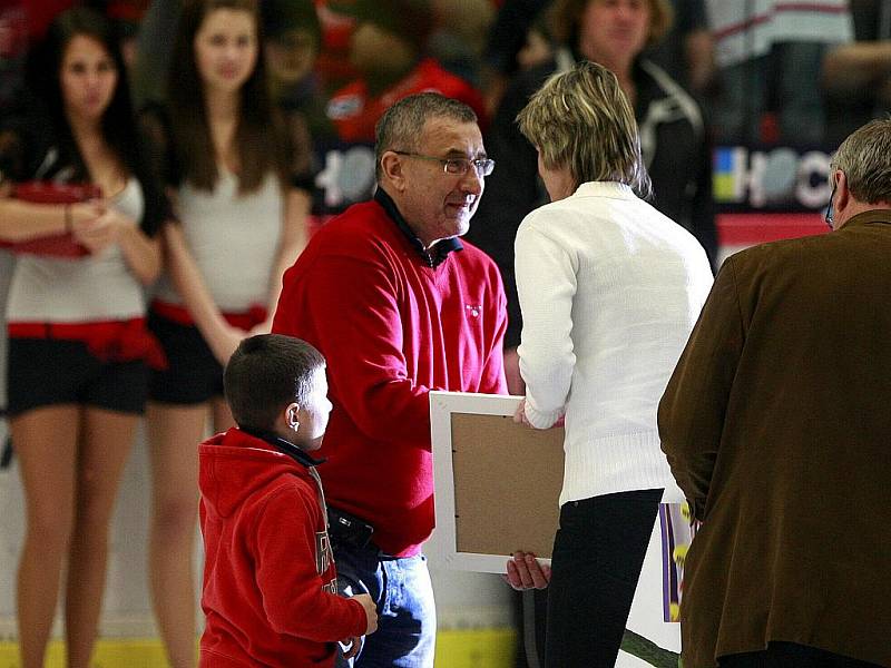 Jaroslav Pouzar převzal cenu fair play. Čtvrtfinále playoff hokejové O2 ELH mezi HC Mountfield České Budějovice a HC Vítkovice Steel.