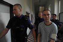 Petr Pešta se před soudem k loupežím i znásilnění přiznal.