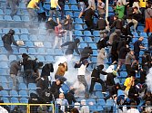 Utkání Baník - Sparta provází násilí na tribunách. Zápas přerušilo řádění chuligánů, na stadionu musela zasahovat policie.