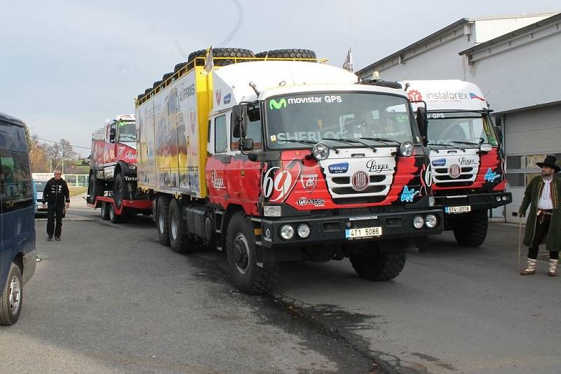 Princezna umřela, ať žije Královna! Loprais Tatra team zkusí na Rallye Dakar štěstí se zcela novým vozem – Královnou. Na odjezd její i doprovodných vozidel se do Frenštátu přišli podívat známí i fanoušci nositelů slavného jména.