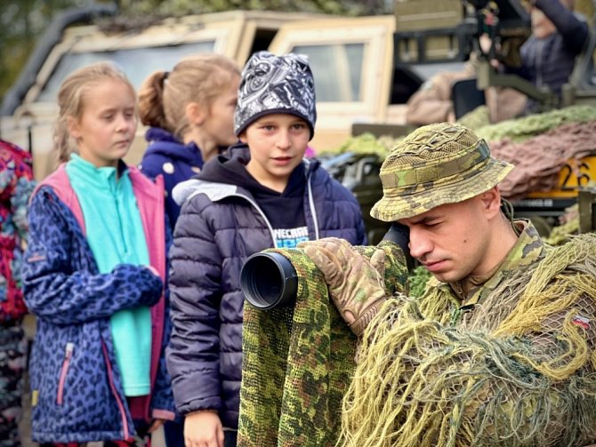 Děti se v rámci projektu POKOS podívaly do světa  armády a její historie.