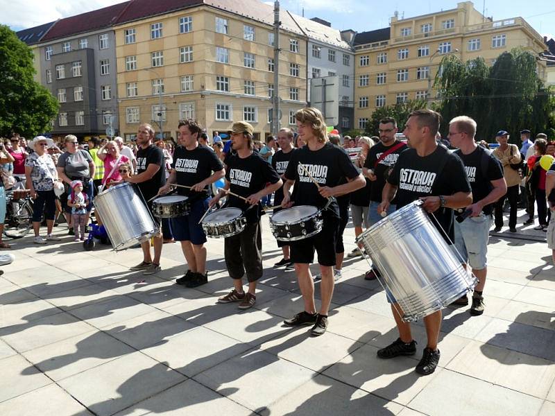 Začátek Festivalu v ulicích přilákal tisíce lidí. Bohatý program bude pokračovat ještě v sobotu a neděli.