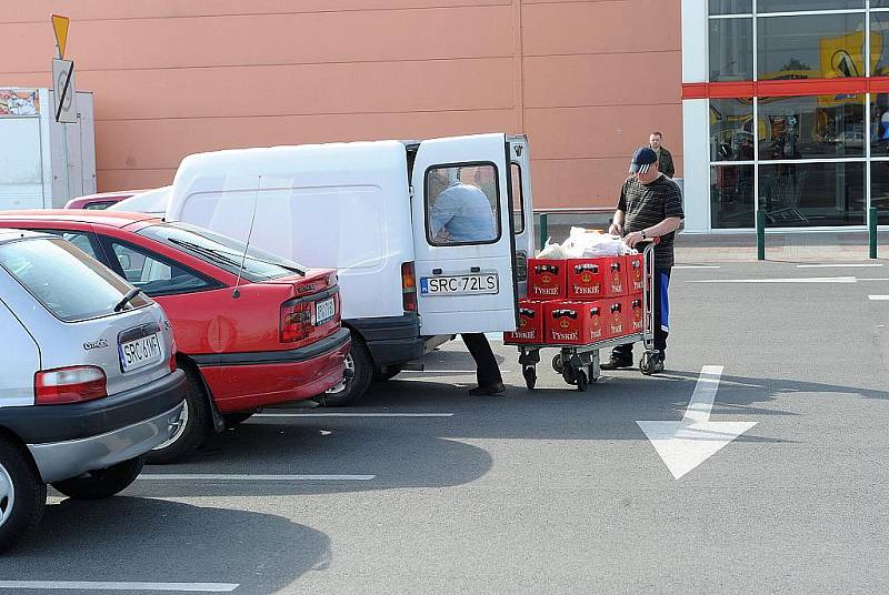 V poslední době ale rapidně přibývá lidí z Česka, kteří míří i do velkých obchodních center. Až k obchodnímu centru Auchan v Raciborzi je to z Ostravy necelých osmatřicet kilometrů. 