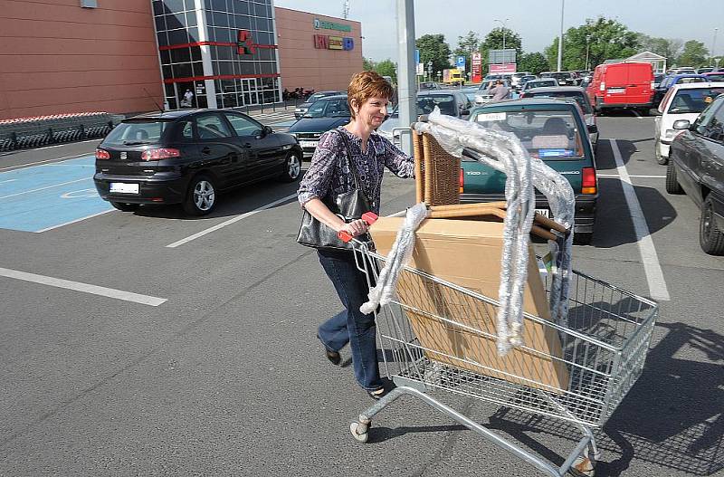 V poslední době ale rapidně přibývá lidí z Česka, kteří míří i do velkých obchodních center. Až k obchodnímu centru Auchan v Raciborzi je to z Ostravy necelých osmatřicet kilometrů. 