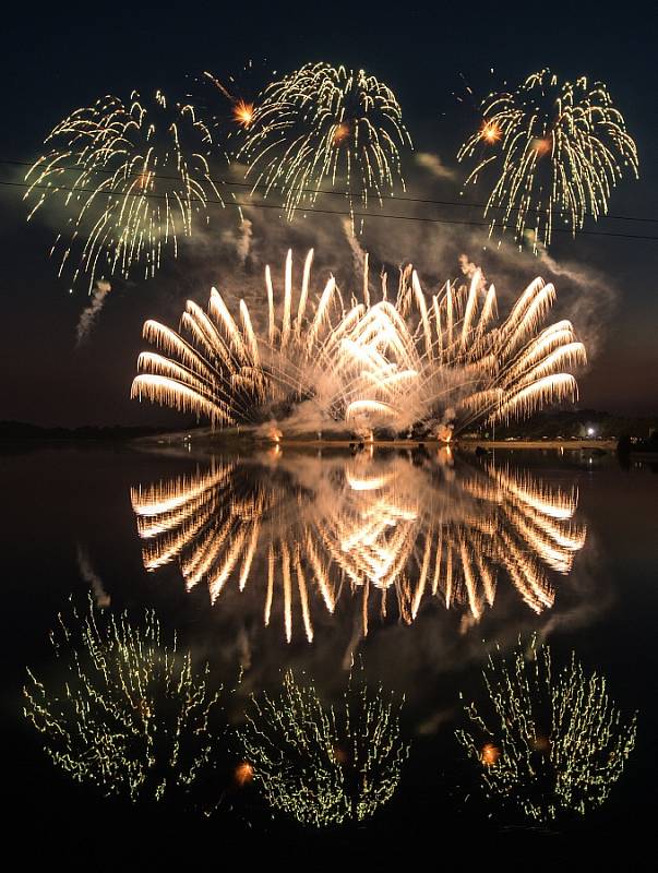 Třídenní festival ohňostrojů i s mezinárodní účastí je vrcholem celoročních oslav 760. výročí města Hlučína. Jako první se divákům představila německá firma Pyroprodukt, která svou show nazvala We Will Rock You.