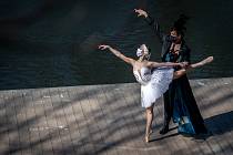 Natáčení speciálního streamu baletu NDM v rámci projektu Divadlo pod rouškou 9. dubna 2020 v Ostravě. Brittany Catalinas Haws (Angličanka) a Yago Catalinas Heredia (Španěl) – fragment z Labutího jezera.