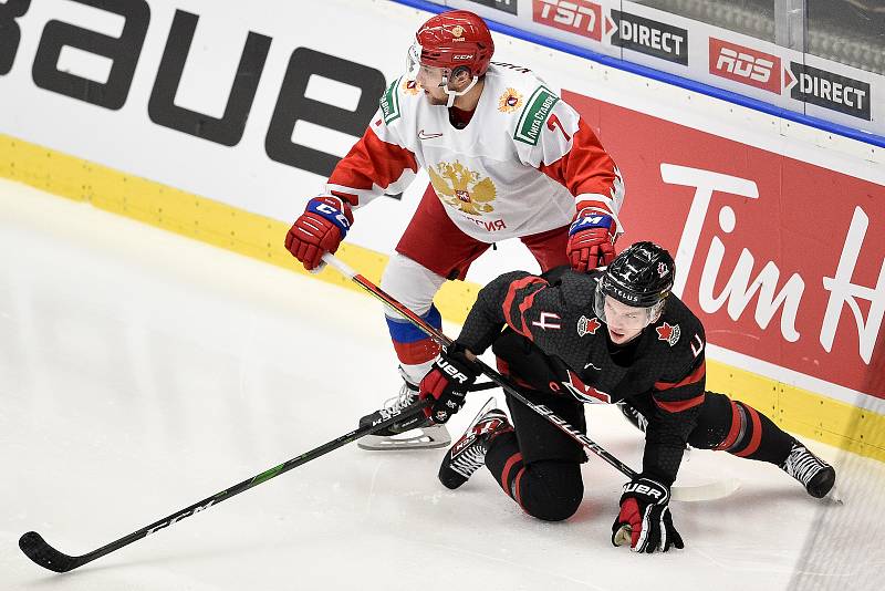 Mistrovství světa hokejistů do 20 let, finále: Rusko - Kanada, 5. ledna 2020 v Ostravě. Na snímku (zleva) Alexander Khovanov a Bowen Byram.