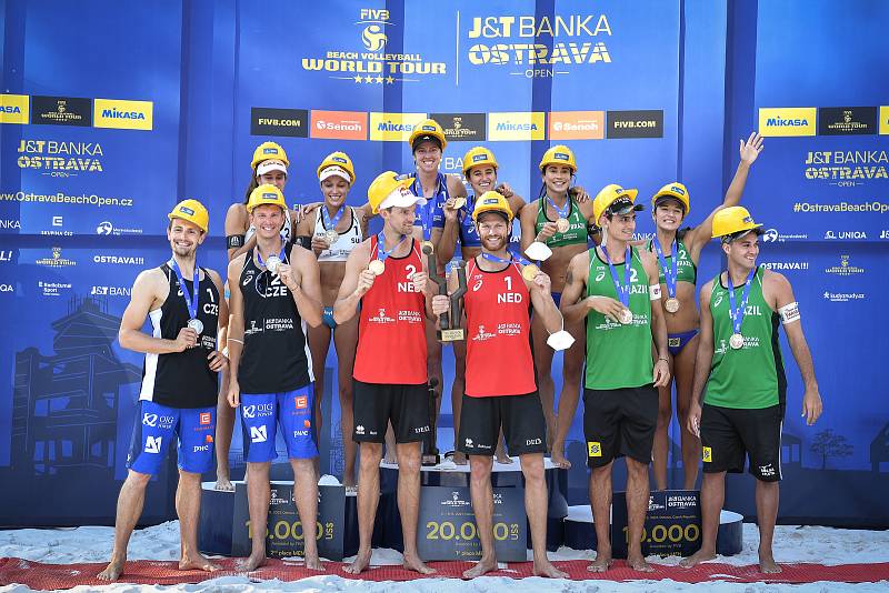 Turnaj Světového okruhu v plážovém volejbalu kategorie 4*, 6. června 2021 v Ostravě. Společné medailové foto oceněných hráček a hráčů na 1.-3. místě.