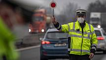 Policejní kontrola mezi okresy Ostrava a Frýdek-Místek na ulici Místecká, 1. března 2021. Policie tento den začala kontrolovat, jestli lidé dodržují nová protiepidemická opatření omezující volný pohyb mezi okresy.