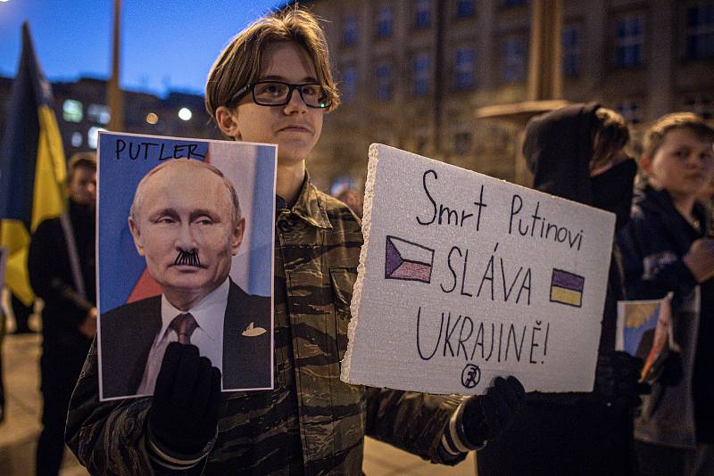 Stovky lidí přišly na demonstraci před magistrát v Ostravě na podporu Ukrajiny a proti ruské agresi, 1. března 2022.