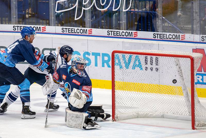 Utkání 17. kola hokejové extraligy: HC Vítkovice Ridera - Rytíři Kladno, 3. listopadu 2019 v Ostravě. Na snímku zleva Roberts Bukarts, Denis Godla.