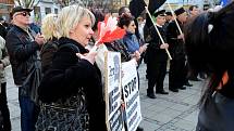 Asi stovka lidí přišla 26. března na Jiráskovo náměstí na protestní shromáždění s happeningem vyjádřit svou nespokojenost se zdravotnickou reformou a s opatřeními v sociální oblasti, která prosazuje vláda. 