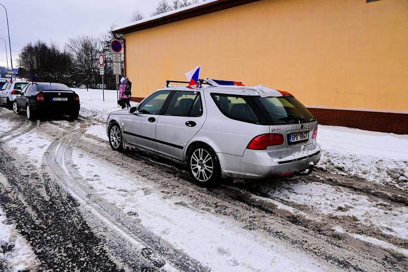 Spanilá jízda proti nouzovému stavu.