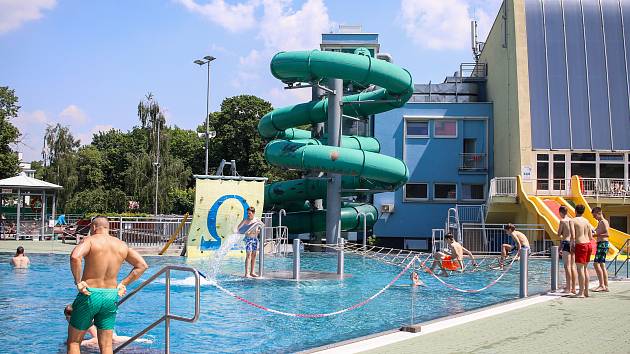 Hurá do plavek. Ostravská koupaliště zahájila sezonu - Deník.cz