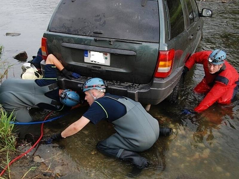 Hasiči na Hlučínsku v pátek večer vytahovali auto z řeky. 