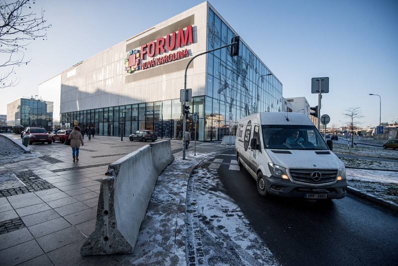 Obchodní centrum Forum Nová Karolina chrání betonové zátarasy. 