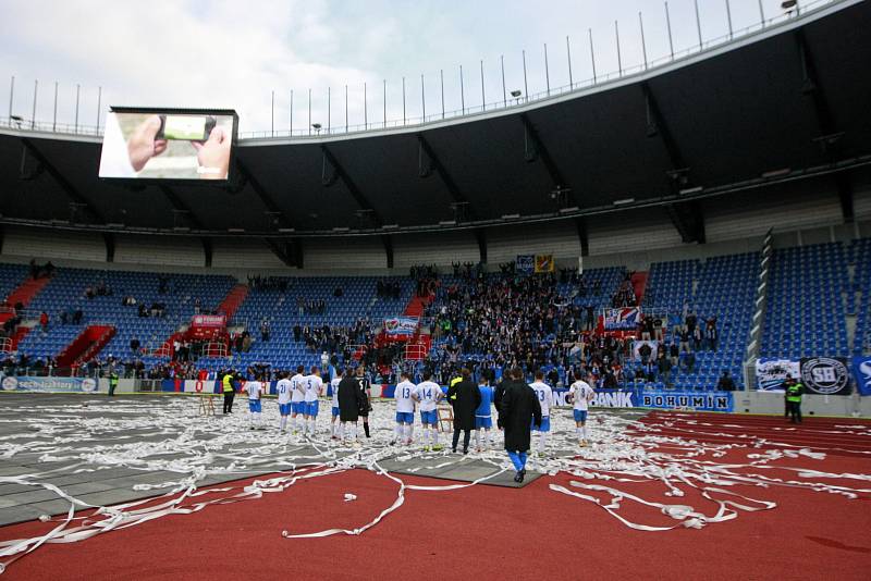 Fotbalisté Baníku děkují svým fanouškům za podporu.