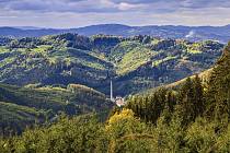 Přes Vsetínské vrchy vede Baťova naučná stezka, která obsahuje celkem 15 zastavení a krásné výhledy do kopců.
