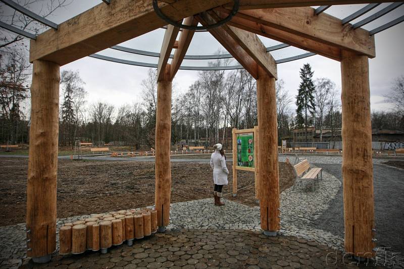 Výukový areál Bělský les září novotou. Lesníci připravují i jeho rozšíření směrem na Starou Bělou. 