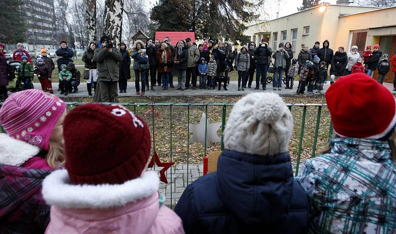 Ke zpívání koled se ve středu 11. prosince v předstihu připojila i i Mateřská škola Adamusova v Ostravě-Hrabůvce. A Deník byl u toho (-: