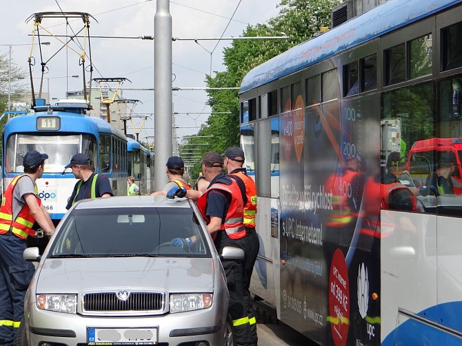 Srážka tramvaje s autem v Ostravě-Zábřehu skončila neštěstí jen šokem.