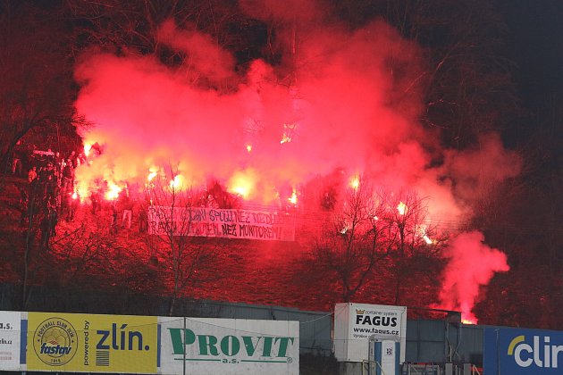 Fanoušci Baníku Ostrava na kopci nad stadionem ve Zlíně.