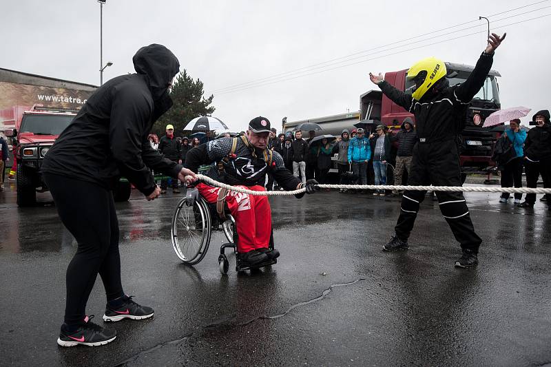 Den rekordů, na kterém handicapovaný kulturista Daniel Minster utáhl na invalidním vozíku nákladní automobil Tatra (do vzdálenosti 252cm).