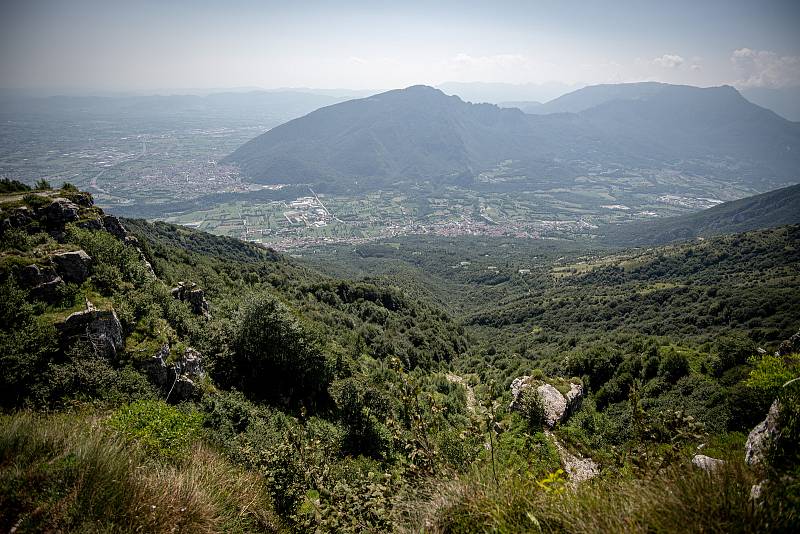 Pohled na město Cogollo del Cengio z místa Paù Saddle, 12. srpna 2021 v Caltrano v provincii Vicenza, Benátsko, Itálie.