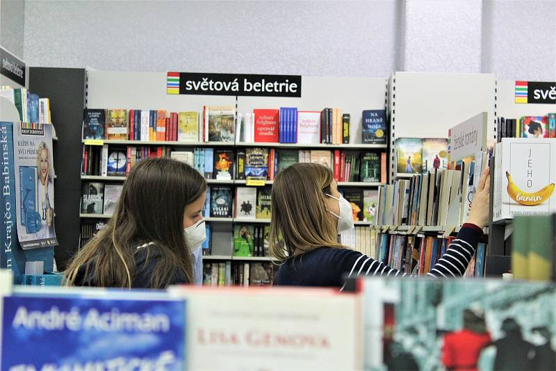 Po týdenním dohadování a jednání kvůli uzavření prodejny nakonec obě strany našly smírčí řešení a Knihy Dobrovský se o víkendu znovu otevřely lidem!