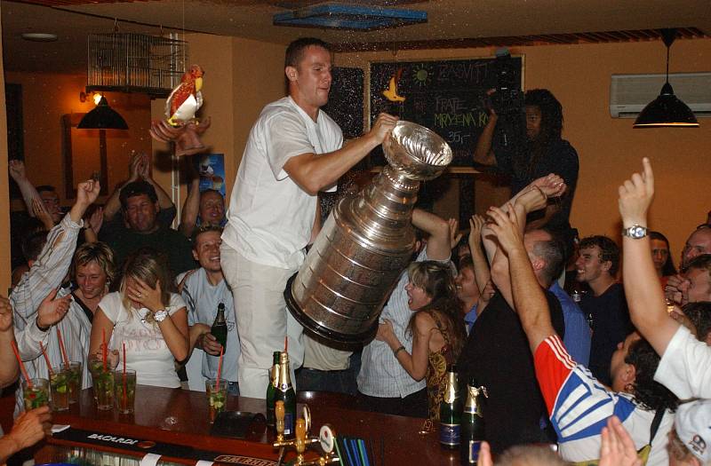 OSLAVA ZISKU STANLEY CUPU se nesla v šampusovém duchu. Po akci Pavla Kubiny museli majitelé nechat bar vymalovat.