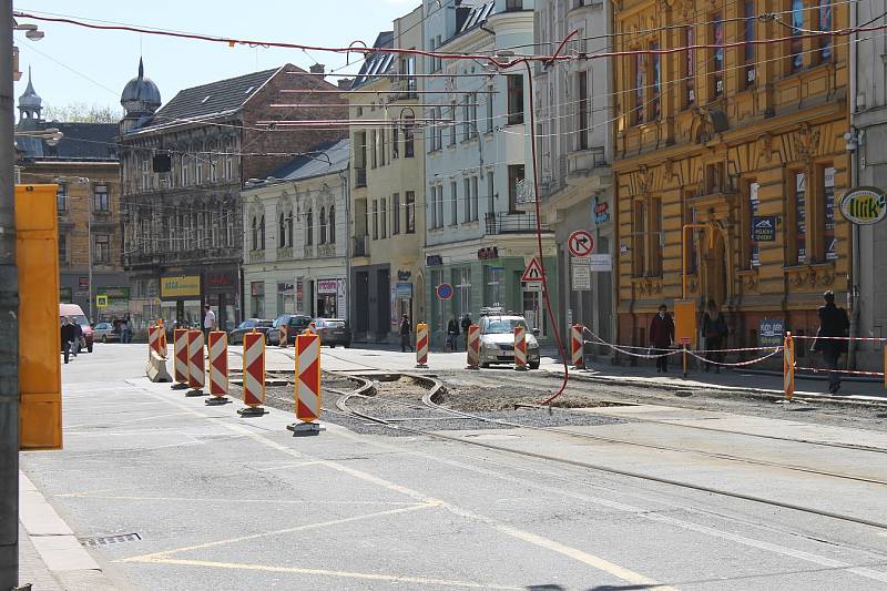 Jednokolejka: střídání tramvají zdržuje jízdu po opravované Nádražní o několik minut. 