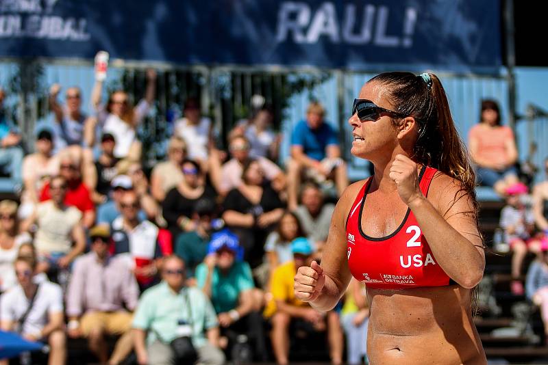 Semifinále žen USA - Brazílie. FIVB Světové série v plážovém volejbalu J&T Banka Ostrava Beach Open, 2. června 2019 v Ostravě. Na snímku Brooke Sweat (USA).