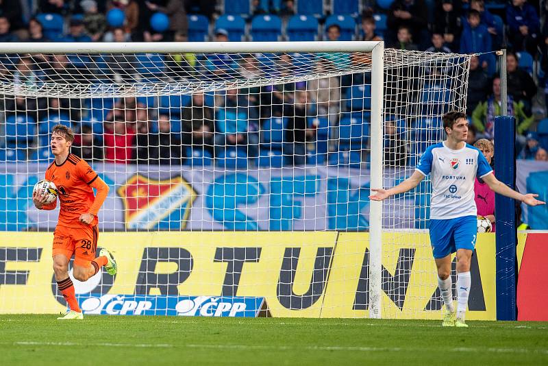 Utkání 14. kola první fotbalové ligy: Baník Ostrava - FK Mladá Boleslav, 29. října 2022, Ostrava. Zleva Lukáš Mašek z Boleslavi a Srdan Plavšič z Ostravy.