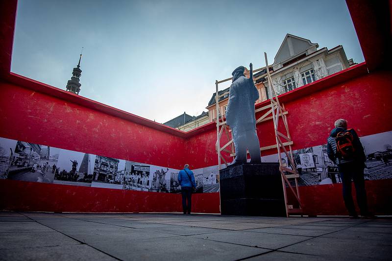 Na Masarykovo náměstí se dočasně vrátil i zasmušilý hlídač - milicionář, 14. listopadu 2019 v Ostravě.