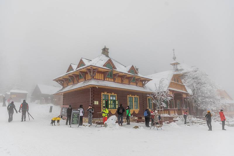 Sněhová nadílka přilákala 9. ledna 2021 návštěvníky na Pustevny v Beskydech.