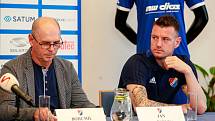 Tisková konference FC Baníku Ostrava.Na fotografii vlevo Bohumil Páník, vpravo Jan Laštůvka