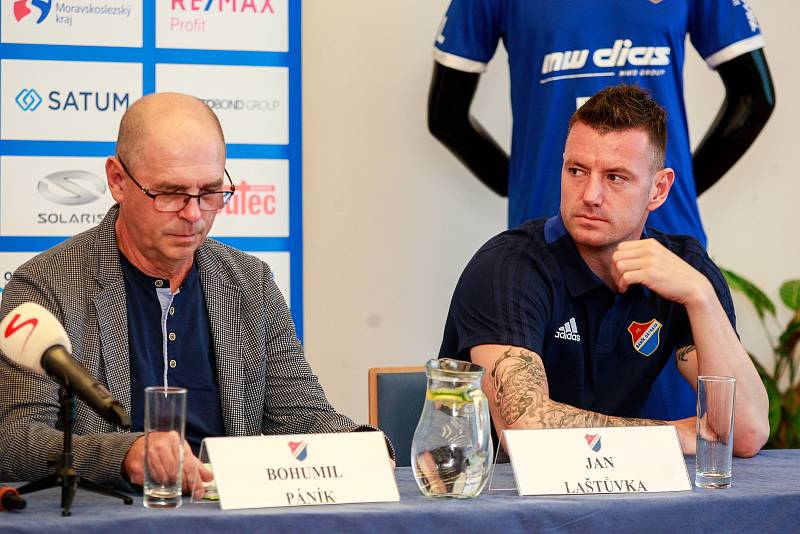 Tisková konference FC Baníku Ostrava.Na fotografii vlevo Bohumil Páník, vpravo Jan Laštůvka