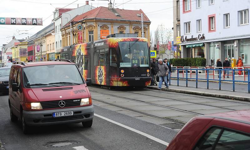 Ne u každé zastávky je přechod. Ani ten však není zárukou, že přes něj budou lidé chodit.