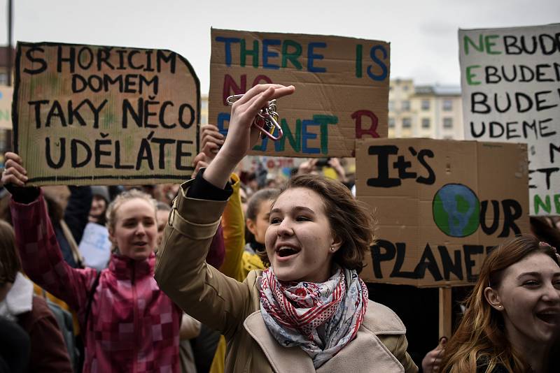 Studenti v Ostravě se 15. března 2019 připojili k celosvětové protestní akci, která má za cíl přimět politiky důsledněji chránit klima a snižovat emise.